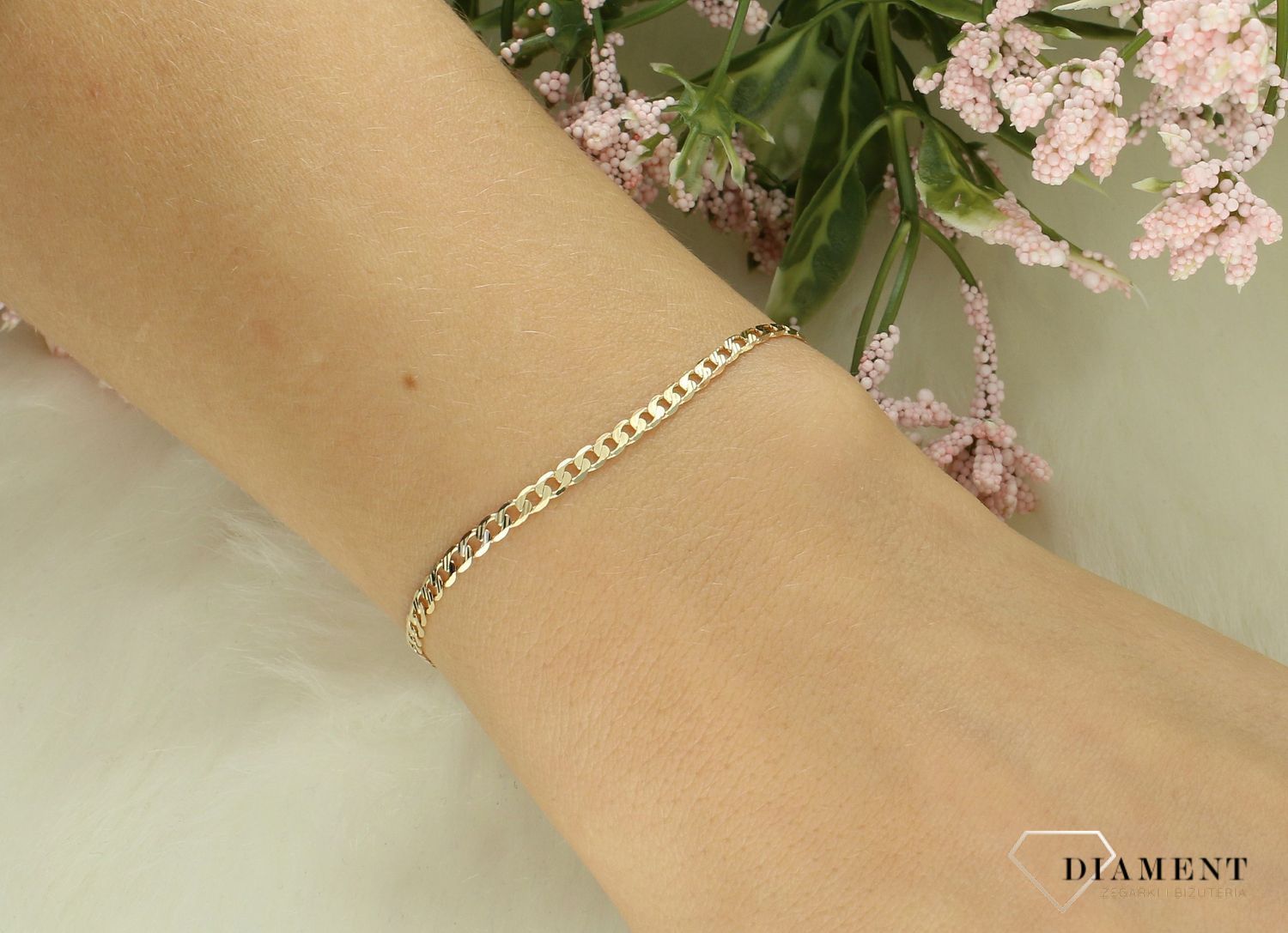 Złota bransoletka 585 pancerka pave DIA-BRA-1102-065 PAVE 585 2,5mm Bransoletka w takiej formie to ciekawy model bransoletki, który z pewnością zachwyci kobiety eleganckie, pełne klasy. 1.jpg